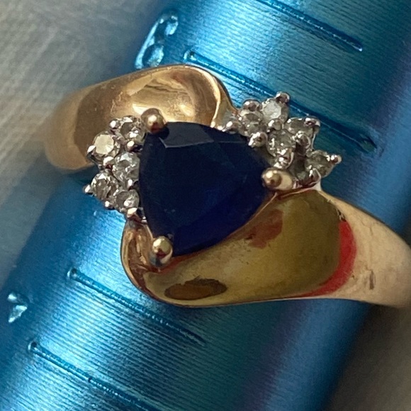 Beautiful 14K Gold, Iolite & Diamond Ring Size 6.25